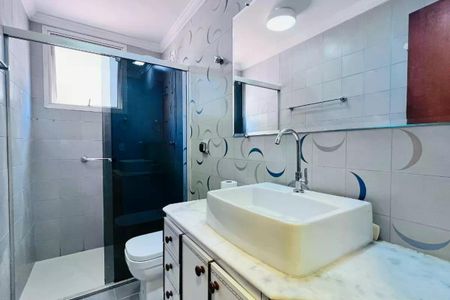 Apartamento à venda com 110m², 3 quartos e 2 vagas Apartamento à venda com 110m², 3 quartos e 2 vagasBanheiro com piso de porcelanato, pia de porcelanato e banheira de vidro.