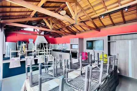 Cozinha com piso de porcelanato, bancada de granito e iluminação adequada. de apartamento à venda com 3 quartos, 110m² em Bosque, Campinas