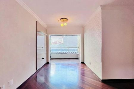Parede branca com porta de vidro e varanda com vista para o mar. de apartamento à venda com 3 quartos, 110m² em Bosque, Campinas