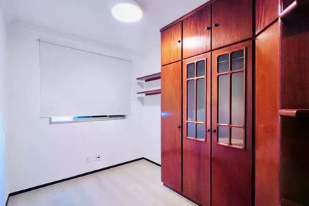 Apartamento à venda com 110m², 3 quartos e 2 vagas Apartamento à venda com 110m², 3 quartos e 2 vagasCasa com sala de estar simples, com móveis de madeira e iluminação natural.