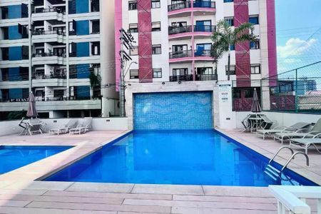 Apartamento à venda com 110m², 3 quartos e 2 vagas Apartamento à venda com 110m², 3 quartos e 2 vagasPiscina com decoração simples, com poucos móveis e pouca iluminação.