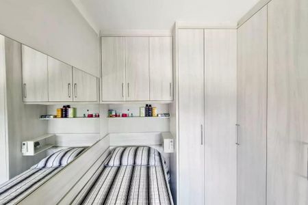 Apartamento à venda com 83m², 2 quartos e 2 vagas Apartamento à venda com 83m², 2 quartos e 2 vagasQuarto simples com cama e móveis brancos e claros, com espelho e prateleiras, com iluminação natural e boa qualidade.