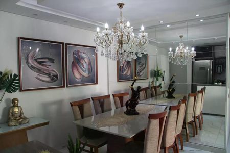 Apartamento à venda com 83m², 2 quartos e 2 vagas Apartamento à venda com 83m², 2 quartos e 2 vagasSala com mesa de jantar, chandelier e quadros de arte em estilo moderno.