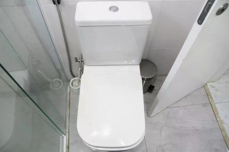 Apartamento à venda com 83m², 2 quartos e 2 vagas Apartamento à venda com 83m², 2 quartos e 2 vagasBanheiro com piso de porcelanato e vaso sanitário branco.