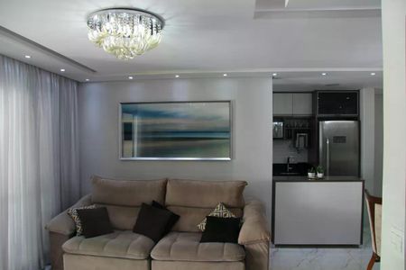 Apartamento à venda com 83m², 2 quartos e 2 vagas Apartamento à venda com 83m², 2 quartos e 2 vagasSala com sofá, iluminação e pintura moderna, com uma imagem de praia na parede.