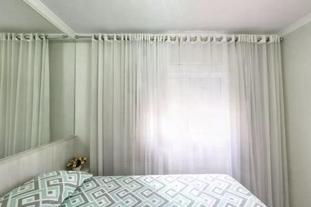 Apartamento à venda com 83m², 2 quartos e 2 vagas Apartamento à venda com 83m², 2 quartos e 2 vagasCama com colchão e travesseiro, com cortinas brancas e um espelho na parede.