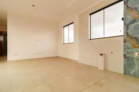 Apartamento à venda com 119m², 2 quartos e sem vagaEspaço vázio com janela e parede branca, piso de porcelanato e iluminação natural.