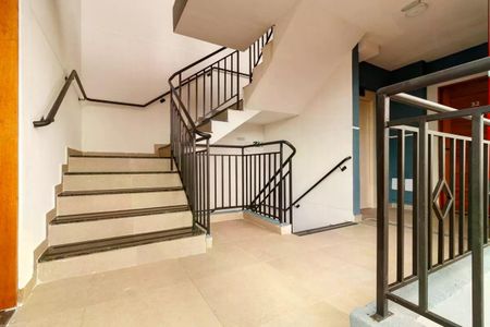 Apartamento à venda com 119m², 2 quartos e sem vagaEscada interna de um prédio residencial, com corrimão de metal e paredes brancas.