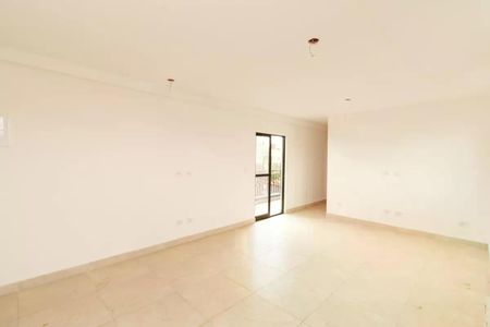 Apartamento à venda com 119m², 2 quartos e sem vagaEspaço vazio com janela e piso de porcelanato, iluminado por luz natural.