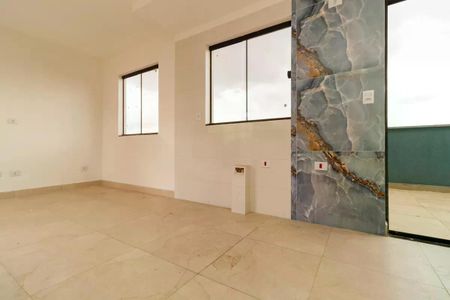 Sala com paredes brancas, piso de porcelanato e janelas grandes, iluminada com luz natural e boa qualidade de iluminação artificial. de apartamento à venda com 2 quartos, 119m² em Vila Nivi, São Paulo