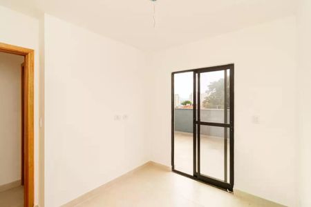Parede branca com porta de vidro e vista para a cidade. de apartamento à venda com 2 quartos, 119m² em Vila Nivi, São Paulo