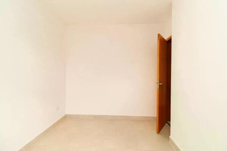Apartamento à venda com 119m², 2 quartos e sem vagaParede branca e porta de madeira em um quarto vazio, com piso de porcelanato e iluminação natural.