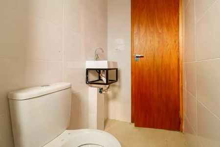 Apartamento à venda com 119m², 2 quartos e sem vagaBanheiro com pia e vaso sanitário, com porta de madeira e teto branco.