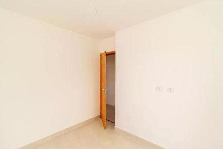 Parede branca e porta de madeira em um quarto simples. de apartamento à venda com 2 quartos, 119m² em Vila Nivi, São Paulo