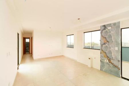 Apartamento à venda com 119m², 2 quartos e sem vagaEspaço vazio com paredes brancas e piso de porcelanato, com janelas pequenas e iluminação pór-baixa.