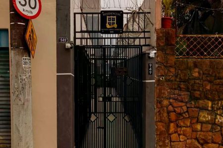 Apartamento à venda com 119m², 2 quartos e sem vagaPorta de entrada de residência com grade e placas de identificação.