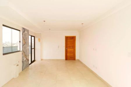 Apartamento à venda com 119m², 2 quartos e sem vagaParede com porta de madeira e janela com vista para a cidade.