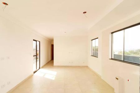 Espaço de iluminação natural, com janelas grandes e paredes brancas. de apartamento à venda com 2 quartos, 119m² em Vila Nivi, São Paulo