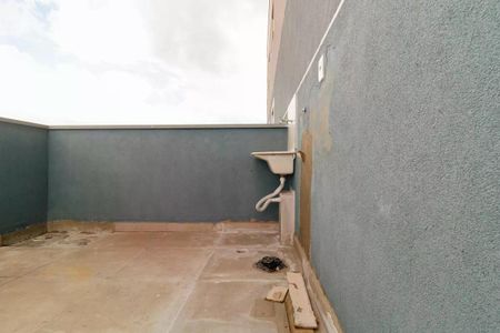 Apartamento à venda com 119m², 2 quartos e sem vagaVaranda com piso de cerâmica e banheiro com pia e vaso sanitário.