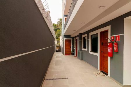 Apartamento à venda com 119m², 2 quartos e sem vagaPátio com vista para a cidade, com uma escada e uma porta de entrada.