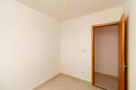 Apartamento à venda com 119m², 2 quartos e sem vagaQuarto com paredes brancas e piso de porcelanato, sem móveis ou decoração.