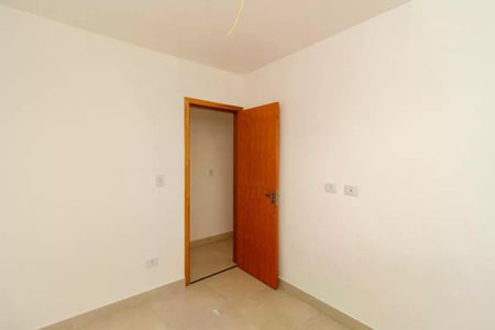 Apartamento à venda com 119m², 2 quartos e sem vagaPorta de madeira simples em um quarto com piso de porcelanato e iluminação natural.