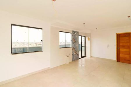 Parede branca com janelas e porta de vidro, vista para a cidade. de apartamento à venda com 2 quartos, 119m² em Vila Nivi, São Paulo