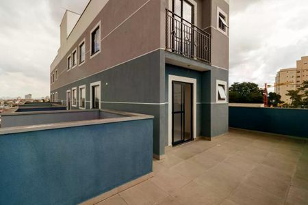 Apartamento à venda com 119m², 2 quartos e sem vagaPátio com vista para a cidade, com piso de pedra e janelas pequenas.