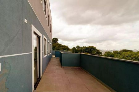 Apartamento à venda com 119m², 2 quartos e sem vagaVaranda com vista para a cidade, com piso de cerâmica e janelas pequenas.