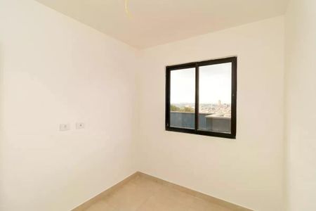 Apartamento à venda com 119m², 2 quartos e sem vagaParede branca com janela e vista para cidade.