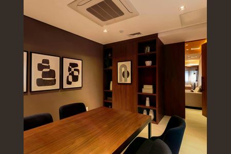 Tabela de madeira com quatro cadeiras de cor azul, parede de cor marrom e quadros na parede. de apartamento à venda com 1 quarto, 26m² em Moema, São Paulo