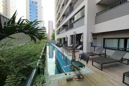 Apartamento à venda com 26m², 1 quarto e sem vagaPiscina com lounge chairs e plantas ao redor, em um edifício de apartamentos ou hotel.