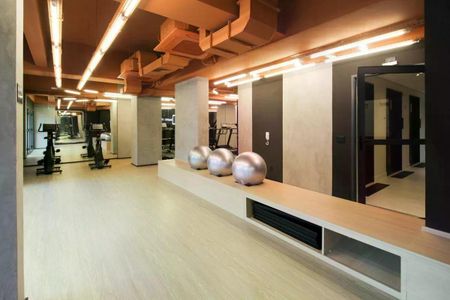 Apartamento à venda com 26m², 1 quarto e sem vagaSala de academia com equipamentos de ginástica e iluminação adequada.
