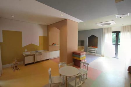 Sala de jogos infantil com móveis brancos e cores pastéis, iluminada por luz natural e artificial. de apartamento à venda com 1 quarto, 26m² em Moema, São Paulo