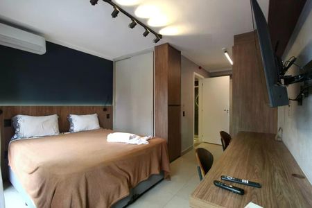 Apartamento à venda com 26m², 1 quarto e sem vagaQuarto com cama de casal, ar condicionado e TV na parede, com uma porta para o banheiro e uma porta para a varanda.