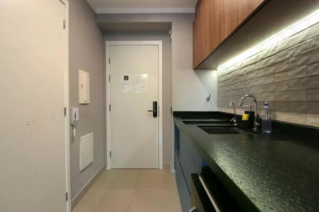 Cozinha com piso de porcelanato, bancada de granito e iluminação adequada. de apartamento à venda com 1 quarto, 26m² em Moema, São Paulo