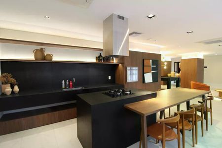 Cozinha moderna com iluminação adequada e decoração minimalista. de apartamento à venda com 1 quarto, 26m² em Moema, São Paulo