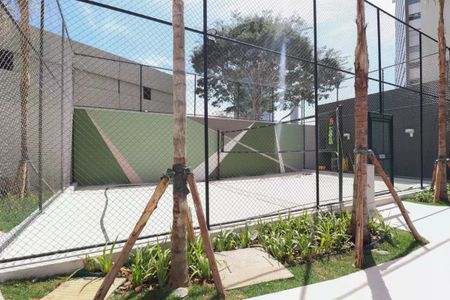 Studio à venda com 28m², 1 quarto e sem vagaQuadra de futsal com piso de concreto e muro de tijolos pintado de verde e branco.