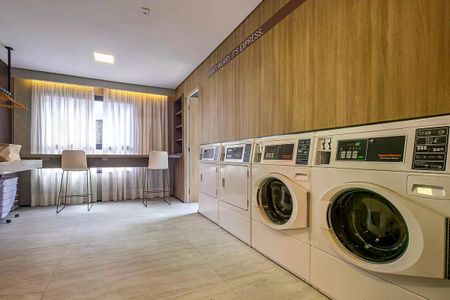Lavanderia comum com máquinas de lavar e secar, iluminada e bem decorada. de kitnet/studio à venda com 1 quarto, 28m² em Pinheiros, São Paulo