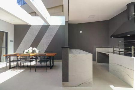 Studio à venda com 28m², 1 quarto e sem vagaSala de jantar com mesa de madeira e cadeiras de metal, iluminada por luz natural e com vista para a varanda.
