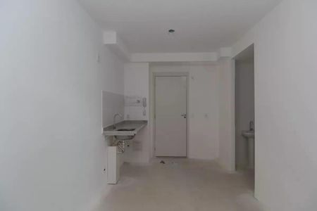 Banheiro com pia e vaso sanitário, sem móveis ou decoração. de kitnet/studio à venda com 1 quarto, 28m² em Pinheiros, São Paulo