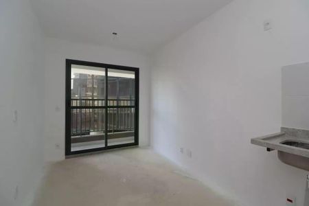 Parede branca com porta de vidro e janela de ferro no fundo. de kitnet/studio à venda com 1 quarto, 28m² em Pinheiros, São Paulo
