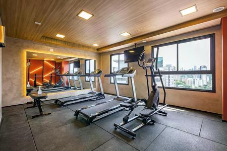 Studio à venda com 28m², 1 quarto e sem vagaSala de ginástica com equipamentos de ginástica e vista para a cidade.