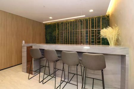 Barra de granito com quatro cadeiras de madeira e um tapete de vinil. de kitnet/studio à venda com 1 quarto, 28m² em Pinheiros, São Paulo
