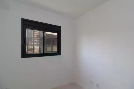 Janela com vista para a cidade, com um prédio em construção ao fundo. de kitnet/studio à venda com 1 quarto, 28m² em Pinheiros, São Paulo