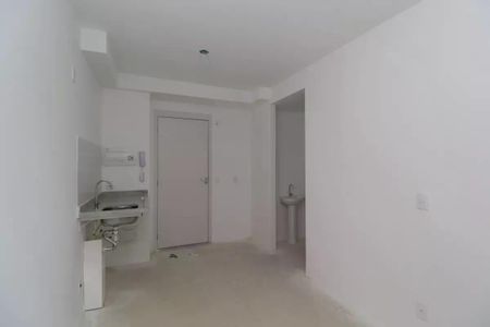 Banheiro com pia e vaso sanitário, sem móveis ou decoração. de kitnet/studio à venda com 1 quarto, 28m² em Pinheiros, São Paulo