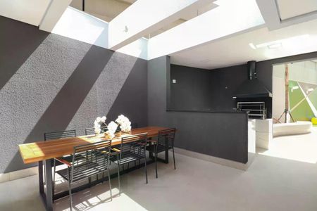 Comedor com mesa de madeira e cadeiras de metal, iluminado por luz natural e com um ambiente moderno e elegante. de kitnet/studio à venda com 1 quarto, 28m² em Pinheiros, São Paulo