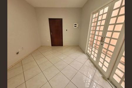 Casa para alugar com 150m², 3 quartos e 2 vagasSala