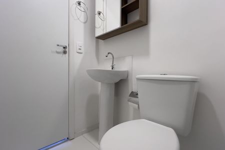 Banheiro de apartamento para alugar com 2 quartos, 36m² em Vila das Bandeiras, Guarulhos