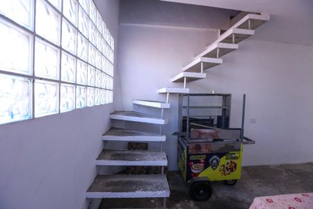 Casa à venda com 90m², 2 quartos e 2 vagasEscada